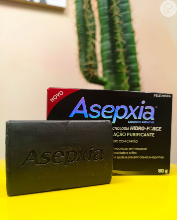 O sabonete Asepxia com carvão tem função detox e ajuda a eliminar os efeitos da poluição no rosto