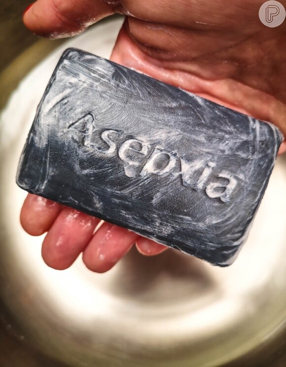 O novo sabonete Asepxia para pele oleosa e mista tem cor preta por causa da fórmula com carvão, ingrediente mineral que absorve a oleosidade da pele