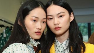 Bronzeador, make fresh e cabelo molhado: a beleza da NYFW vem bem natural