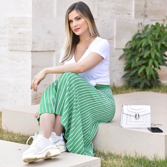 Andressa Suita combina saia midi com chunky sneakers