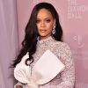 Rihanna usou macacão de renda com laço gigante para promover o evento beneficente