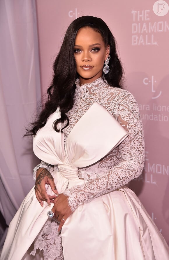 Rihanna usou macacão de renda com laço gigante para promover o evento beneficente