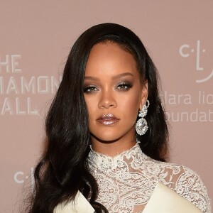 Rihanna aposta em macacão de renda branco Alexis Mabille Couture e jóias Chopard, na 4ª edição do Diamonds Ball, em Nova York, na noite desta quinta-feira, 13 de setembro de 2018
