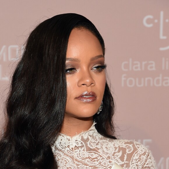 Rihanna aposta em macacão de renda branco Alexis Mabille Couture e jóias Chopard, na 4ª edição do Diamonds Ball, em Nova York, na noite desta quinta-feira, 13 de setembro de 2018