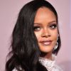 Rihanna apostou em penteado polido com ondas definidas