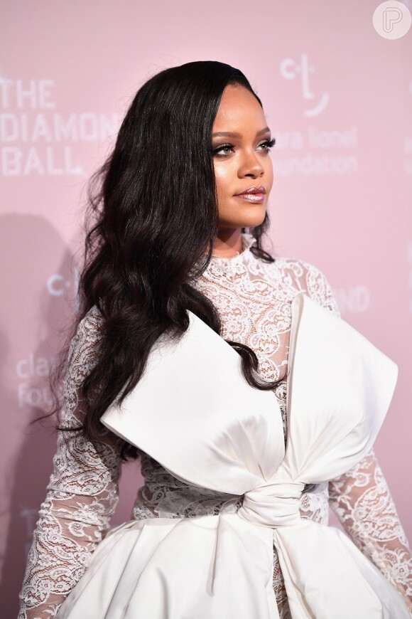 Rihanna usou apostou em um jumpsuit de renda, da Alta-Costura outono/inverno 2018 Alexis Mabille