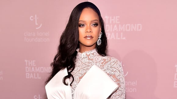 Jumpsuit de renda e laço gigante: Rihanna brilha no Diamond Ball 2018. Fotos!
