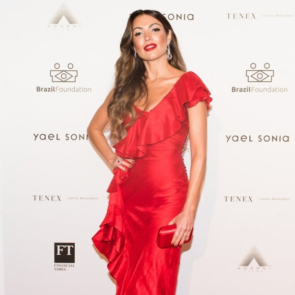 Patricia Poeta escolheu look com assinatura da designer Helo Rocha e bolsa Isla