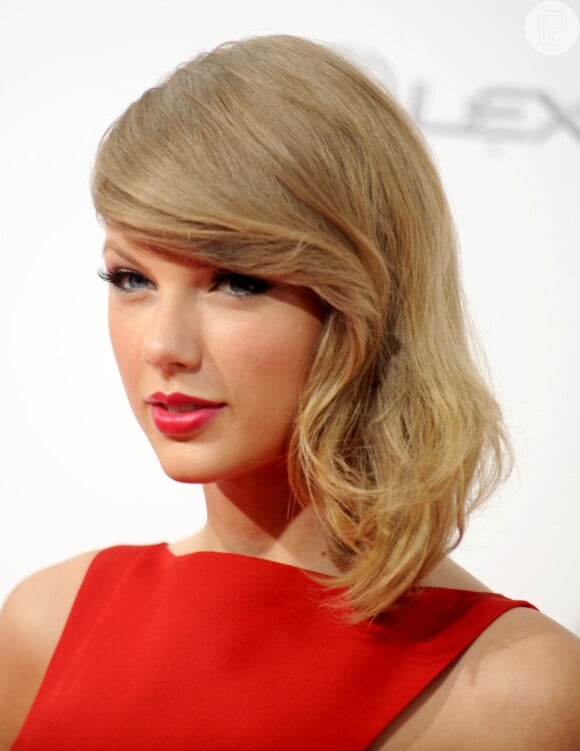 Taylor Swift escolhe o penteado estilo retrô para a pré-estreia de 'O Doador de Memórias'