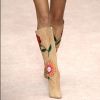 As botas de couro voltaram com tudo para as passarelas da NYFW. Carolina Herrera optou pelas estampas florais e cores quentes para alegrar a temporada primavera-verão