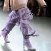 O desfile de Marcel Ostertag foi marcado pelas cores e pelos recortes de franjas. Ele inovou ao apresentar um look composto por sua bota lilás com muitas franjas em camadas.