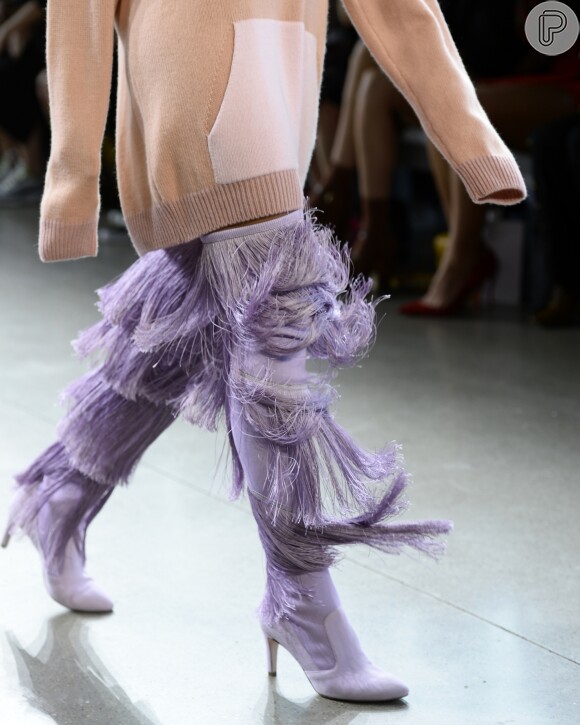 O desfile de Marcel Ostertag foi marcado pelas cores e pelos recortes de franjas. Ele inovou ao apresentar um look composto por sua bota lilás com muitas franjas em camadas.