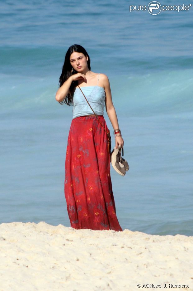 Isis Valverde gravou cena da novela 'Boogie Oogie' em uma praia no Rio de Janeiro, na tarde desta terça-feira, 12 de agosto de 2014