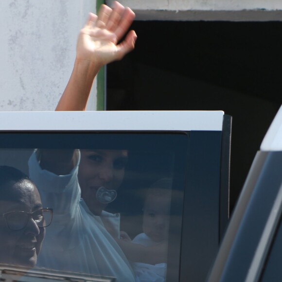 Ivete Sangalo chegou com uma das gêmeas no braço 