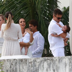 Ivete Sangalo e o marido batizaram as filhas, Marina e Helena