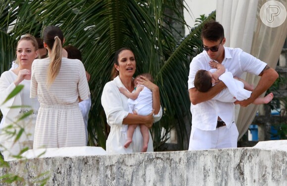 Ivete Sangalo recebeu familiares e amigos em batizado das filhas