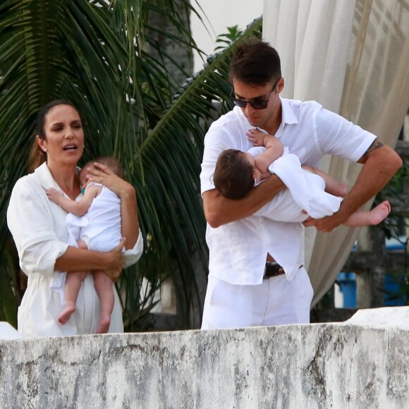 Ivete Sangalo recebeu familiares e amigos em batizado das filhas