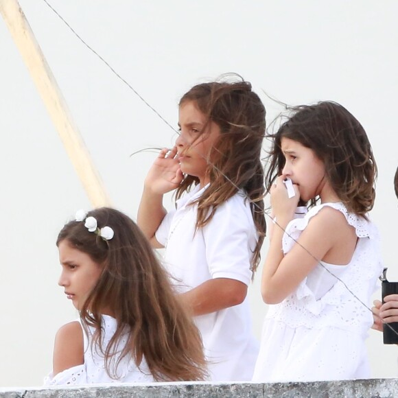 Filho de Ivete Sangalo, Marcelo acompanhou o batizado das irmãs
