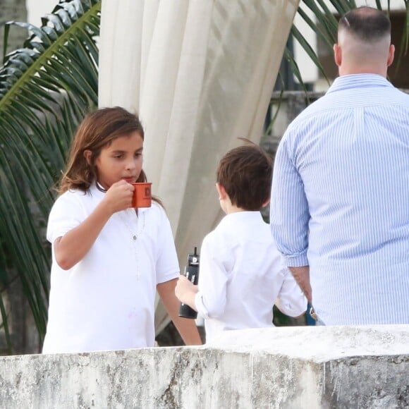 Marcelo, filho de Ivete Sangalo, foi fotografado após batizado das irmãs