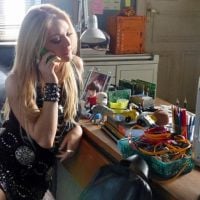 'Geração Brasil': Megan passa a noite no quarto de Davi e atende ligação de Manu