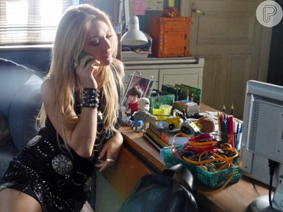 Megan (Isabelle Drummond) atende uma ligação de Manu (Chandelly Braz) no celular de Davi (Humberto Carrão), em 'Geração Brasil', em 19 de agosto de 2014