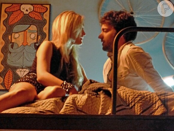 Davi (Humberto Carrão) beija Megan (Isabelle Drummond) e pede que ela durma em seu quarto, em 'Geração Brasil'