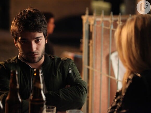 Davi (Humberto Carrão) fica arrasado com o fim do namoro, toma um porre e é consolado por Megan (Isabelle Drummond) em 'Geração Brasil'