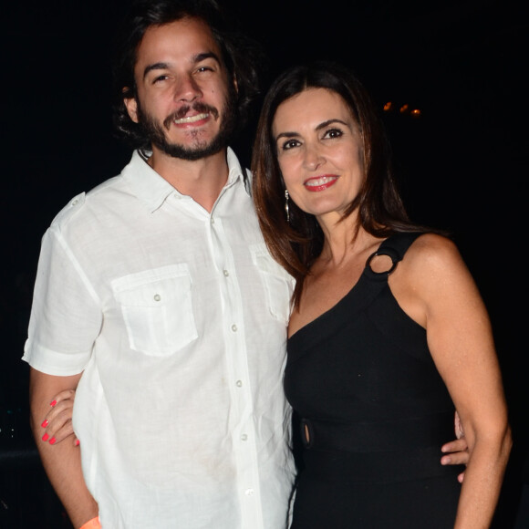 Fátima Bernardes trocou beijo com o namorado, Túlio Gadêlha, em sua festa de aniversário surpresa. Veja abaixo!