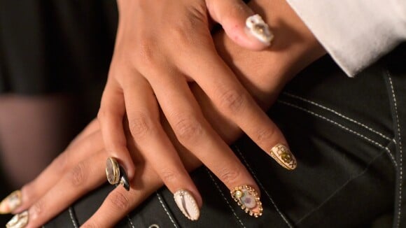Pingentes e unhas de gelatina dominam as nail arts da Semana de Moda de NY