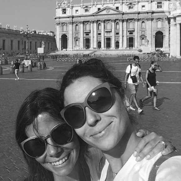Giovanna Antonelli curte férias na Itália e posa com a amiga Flávia