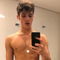 Aos 16, João Guilherme mostra corpo definido em foto sem camisa: 'Treinando'