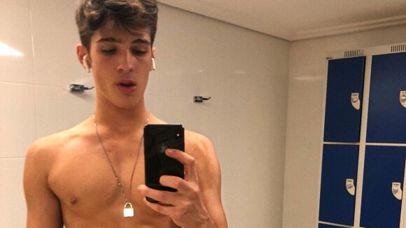 Aos 16, João Guilherme mostra corpo definido em foto sem camisa: 'Treinando'