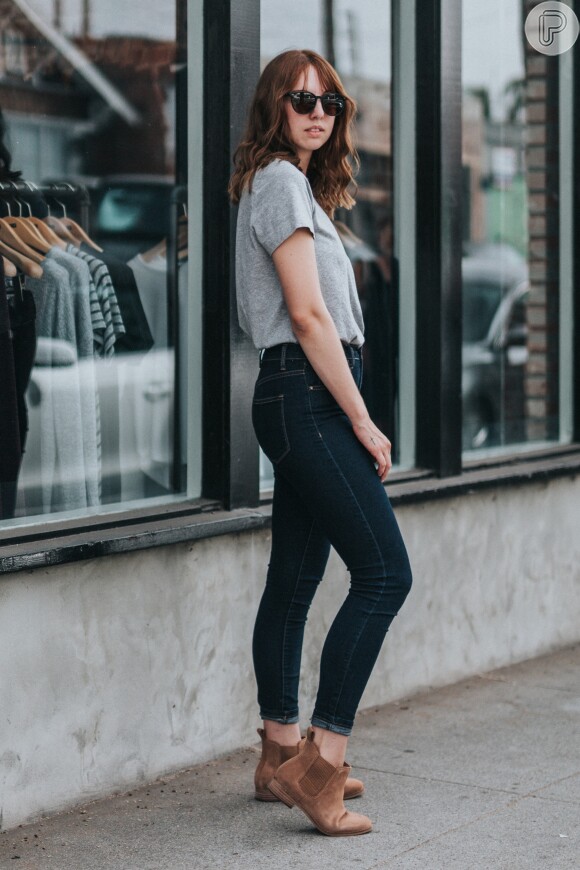 T-shirt e calça jeans são um must: a combinação ajuda a seguir com o movimento slow fashion