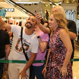 Angélica atendeu os fãs no Barra Shopping, zona oeste do Rio de Janeiro