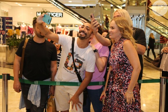 Angélica atendeu os fãs no Barra Shopping, zona oeste do Rio de Janeiro