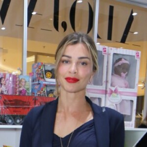 Grazi Massafera completou produção com batom vermelho
