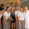 Susana Vieira se diverte ao posar com funcionárias de spa, inaugurado na nesta terça-feira, 12 de agosto, na Barra da Tijuca, no Rio de Janeiro