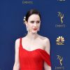 A atriz Rachel Brosnahan escolheu o batom vermelho bem vibrante para combinar com o vestido do Emmy Awards 2018, que aconteceu no dia 17 de setembro