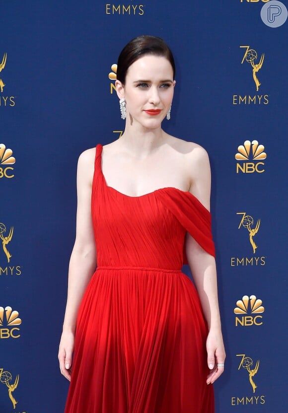 A atriz Rachel Brosnahan escolheu o batom vermelho bem vibrante para combinar com o vestido do Emmy Awards 2018, que aconteceu no dia 17 de setembro