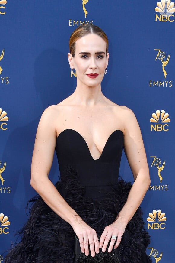 Sarah Paulson usou um batom vermelho escuro de fundo marrom e quente da linha de cosméticos Colorescience na maquiagem do Emmy Awards 2018