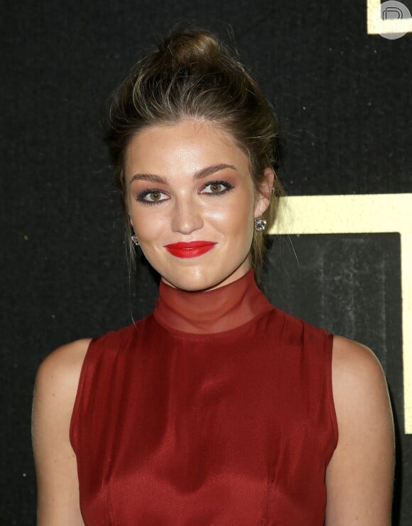 A atriz e modelo Lili Simmons escolheu um batom vermelho bem forte e vibrante para a maquiagem do Emmy Awards 2018