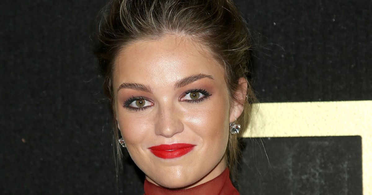 A atriz e modelo Lili Simmons escolheu um batom vermelho bem forte e