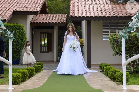 Jéssica Esteves teve ajuda de um 'esquadrão' para escolher seu vestido de noiva. 'Foi difícil escolher um vestido sem ter a opinião de mãe por perto', diz citando a genitora morta em 2012