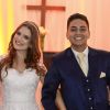 Jéssica Esteves e o marido, Daniel Rodrigues, posam com seus convidados de casamento