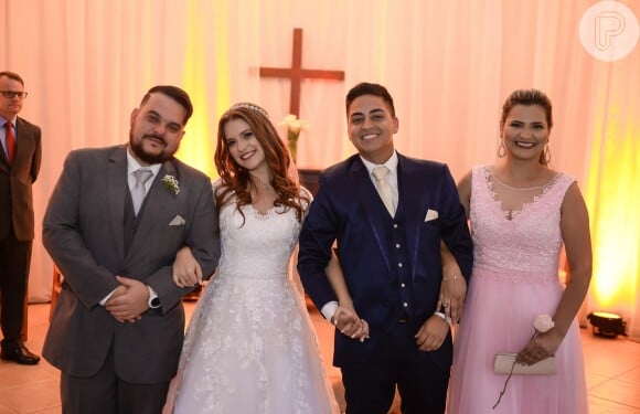 Jéssica Esteves e o marido, Daniel Rodrigues, posam com um dos irmãos da ex-apresentadora infantil