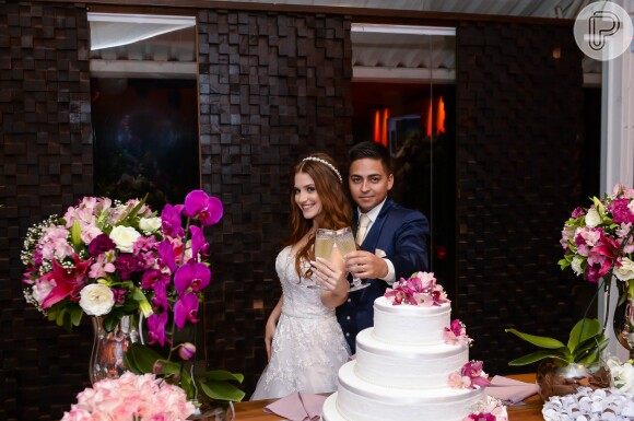 Jéssica Esteves e Daniel Rodrigues brindaram após se casarem em sítio do interior de São Paulo