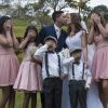 Jéssica Esteves e Daniel Rodrigues posaram dando o tradicional beijo de recém-casados