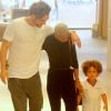 Igor Rickli e Aline Wirley com o filho, Antonio, no shopping Fashion Mall, na zona sul do Rio
