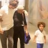 Antonio, filho de Igor Rickli e Aline Wirley, esbanjou fofura em passeio pelo shopping Fashion Mall