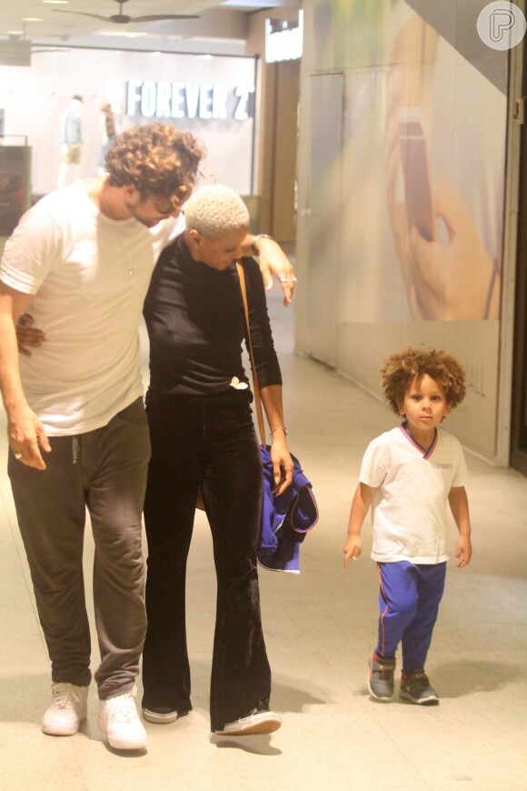 Antonio, filho de Igor Rickli e Aline Wirley, esbanjou fofura em passeio pelo shopping Fashion Mall